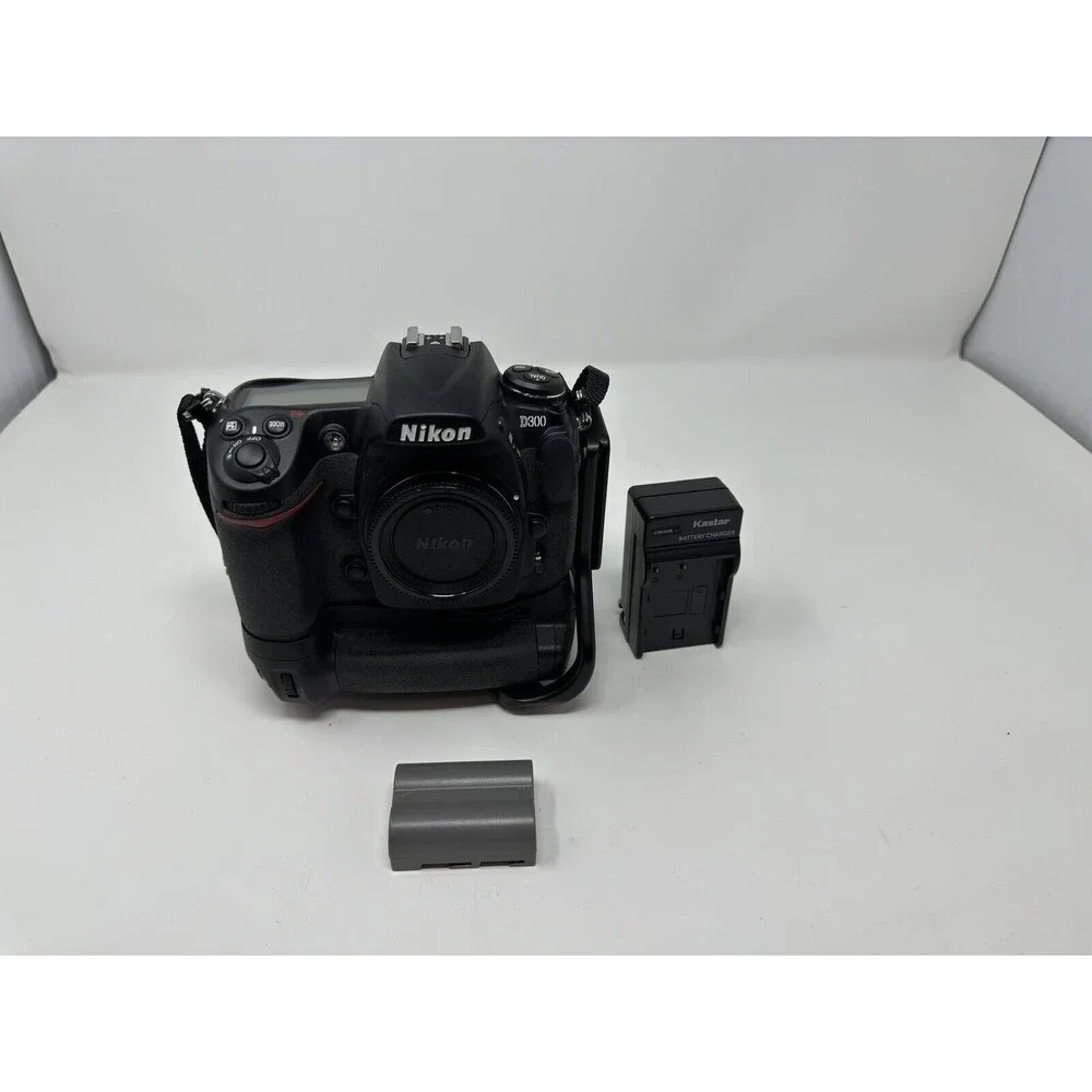 Nikon D D300 12.3 MP DSLR W/Grip,Hardshe ll Case, L-Plate,2GB & 565 Shutter Coun